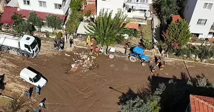 Selin etkilediği Foça da temizlik çalışmaları sürüyor