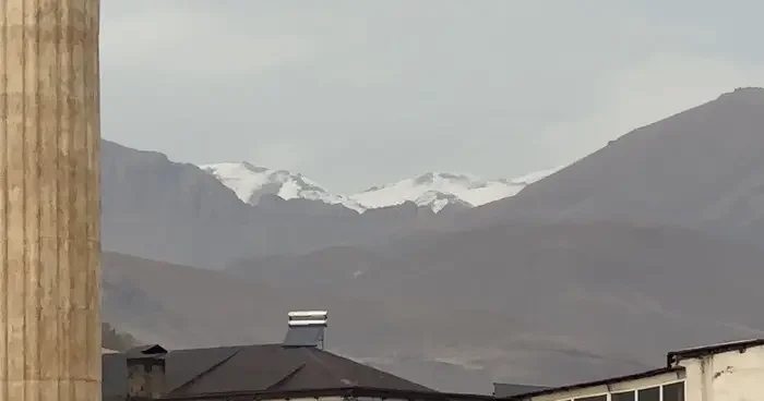 Yüksekova Mor Dağı’nın zirvesi beyaza büründü
