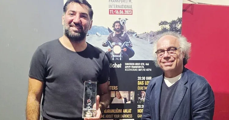Berkay Ateş ödülüne kavuştu