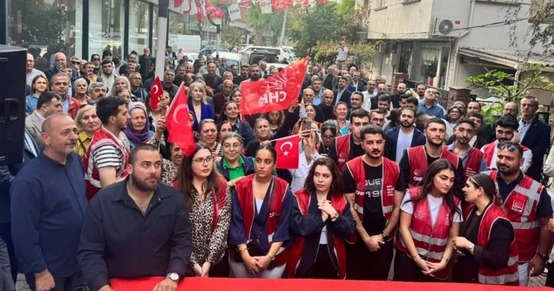 İzmir de Yeni Parti den istifa eden yaklaşık 200 kişi CHP ye katıldı Sözcü Gazetesi