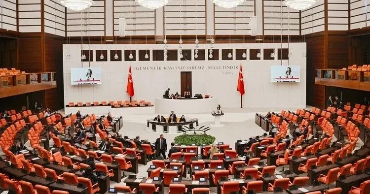 Meclis e dikkat çeken talepler: 60 yaş üzerine yeşil pasaport, lisans eğitimine 3 yıl önerisi