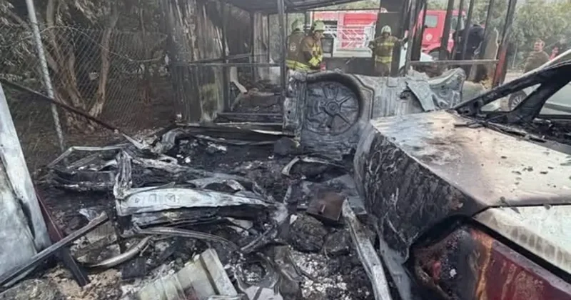 Samandağ’da kulübede başlayan yangında galerideki 3 araç zarar gördü