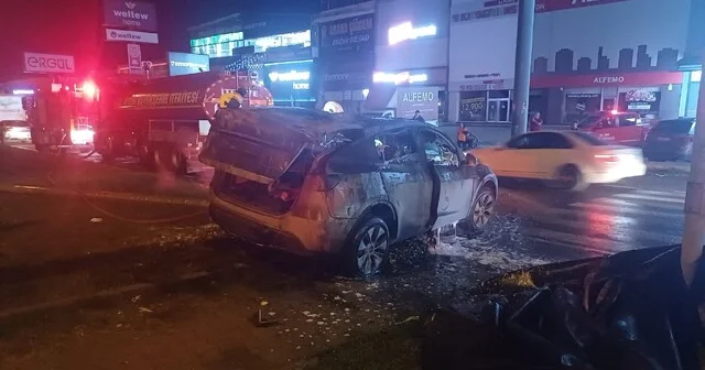 Tırla çarpışan otomobil küle döndü, alevler 3 saatte söndürüldü Alev topuna dönen araca itfaiyeden özel battaniyeli müdahale Aydın Son Dakika Haberleri Habertürk Yerel Haberler