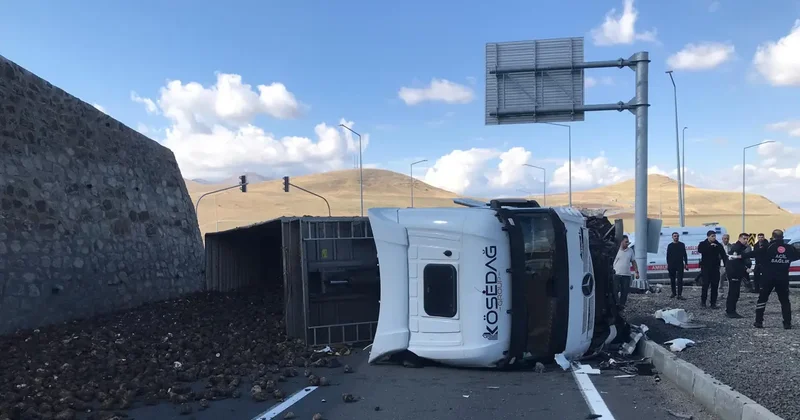 Pancar yüklü TIR ile otomobil çarpıştı: 4 ölü, 1 yaralı