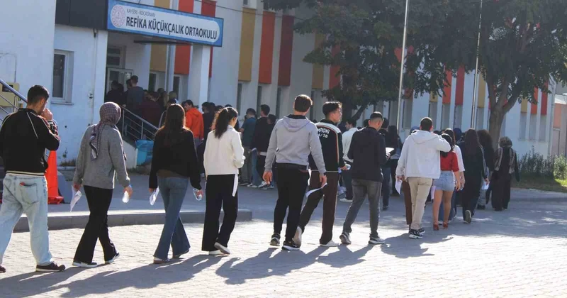 KPSS ye Kayseri de dakikalarla geç kalan aday, kapı açılmayınca sınava alınmadı