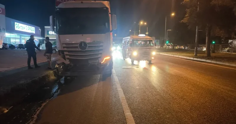 Tırla çarpışan Tesla alev aldı! Özel battaniyeyle müdahale