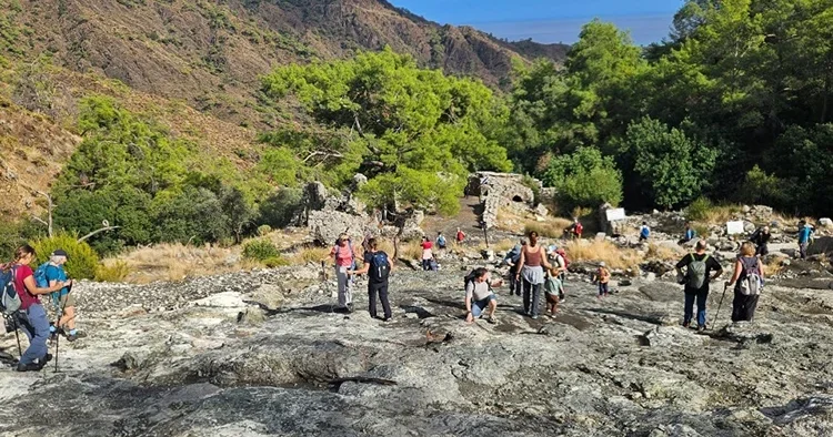 Antalya da kayaların arasından yükseliyor! Turistler görmek için akın ediyor