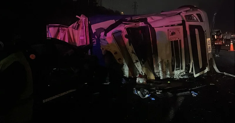 Kocaeli Dilovası nda TIR otomobile çarptı, TIR sürücüsü öldü, 2 kişi yaralandı