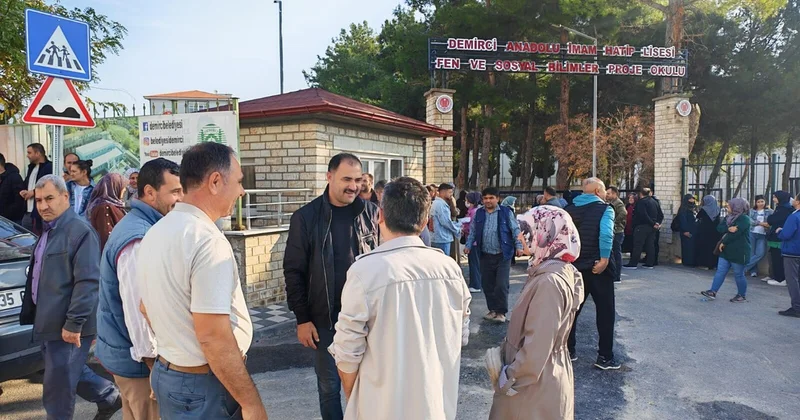 Manisa Demirci de 3 KPSS adayı, lastiği patlayan araçta jandarmayla sınava yetişti