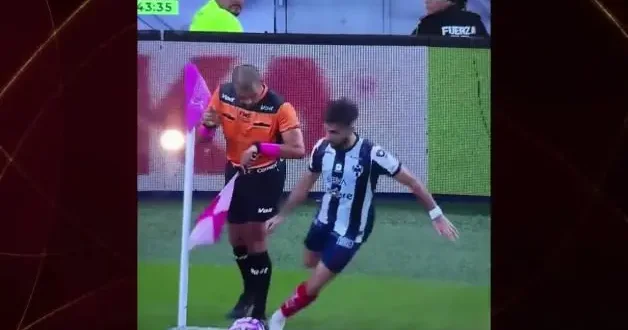 Süper Lig in eski yıldızı korner kullanırken hakeme çarpıp düştü! Dalga konusu oldu