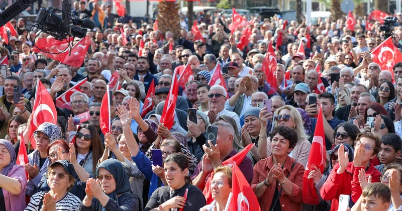 Özgür Özel, Sarıgöl de üzüm fiyatının 40 liradan 10 liraya düştüğünü belirtti