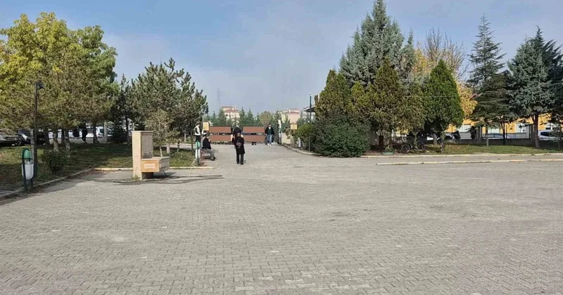 Eskişehir Tepebaşı nda sınava geç kalan kişi İHA muhabirine saldırıp hakaret etti