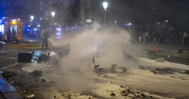 Barselona da Öfkeli Liseliler eyleminde 100 kişi gözaltına alındı, 14 mağaza yağmalandı