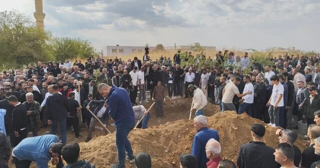 Su kanalına uçan otomobilde ölen 4 ü çocuk 6 kişi, yan yana toprağa verildi Mardin Haberleri Habertürk Yerel Haberler