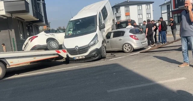 Otomobil ve minibüs çarpışıp savrulduktan sonra park halindeki araca çarptı: 3 yaralı Düzce Son Dakika Haberleri Habertürk Yerel Haberler