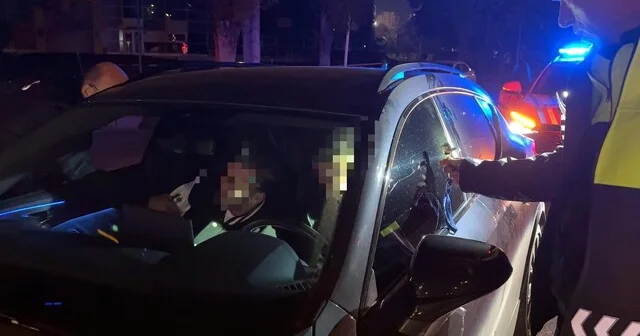 Kayseri de kırmızı ışıkta bekleyen sürücü ve yolcu uyuyakaldı Uzun süre uyuyakalan 1,84 promil alkollü sürücüye 25 bin TL ceza Kayseri Haberleri Habertürk Yerel Haberler