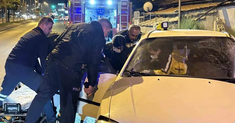 Ağaca çarpan otomobilde sıkışan sürücüyü itfaiye ekipleri kurtardı: 1 yaralı