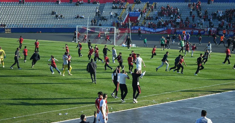 Son dakika golünde saha karıştı: Hepsi birden futbolculara koştu