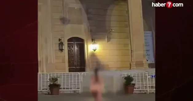 Cami önünde soyunup dans edip idrarını yaptı