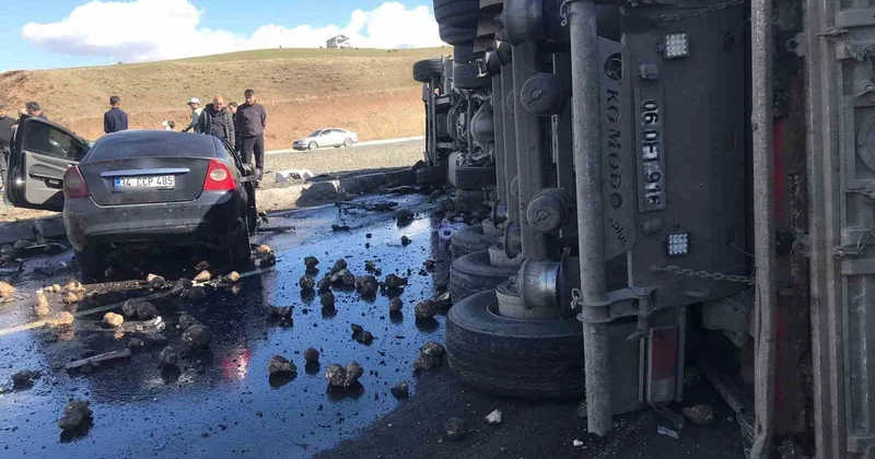 Hamur Tutak Kavşağı nda kaza: Tırın altına giren otomobilde 4 ölü
