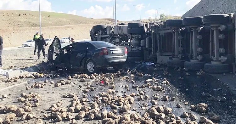 Feci kaza! Otomobil TIR ile çarpıştı: 4 ölü