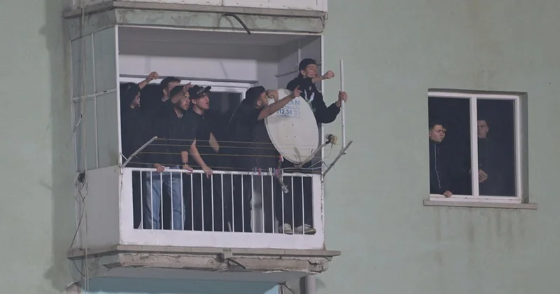 Bilet bulamayan Bursaspor taraftarı maçı stadın çevresindeki evlerde takip etti