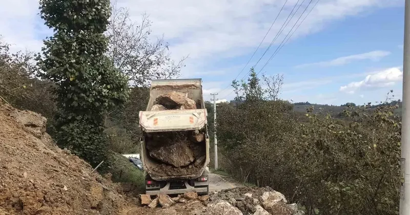 Düzce’de kayan köy yoluna müdahale edildi