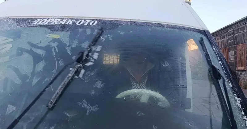 Kars eksi 6’yı gördü, araçların camları buz tuttu