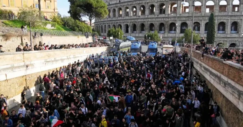 Roma da Kolezyum a baskın yapan göstericiler dışarı çıkarıldı, zarar bilinmiyor