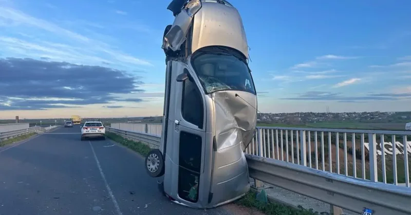 Tekirdağ da ilginç kaza: Bariyere çarpan araç dik durdu, 2 kişi yaralandı