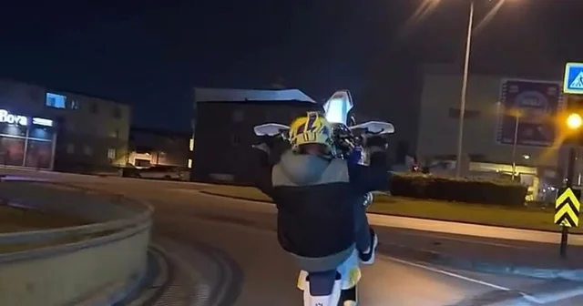 Motosikleti ile tek teker üzerinde ilerleyip, akrobasi hareketleri yaptı Bursa Haberleri