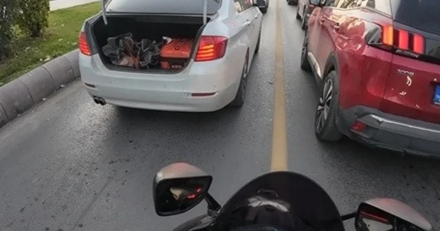 Trafikte bagajı açık kalan aracın yardımına motosiklet sürücüsü yetişti Eskişehir Haberleri