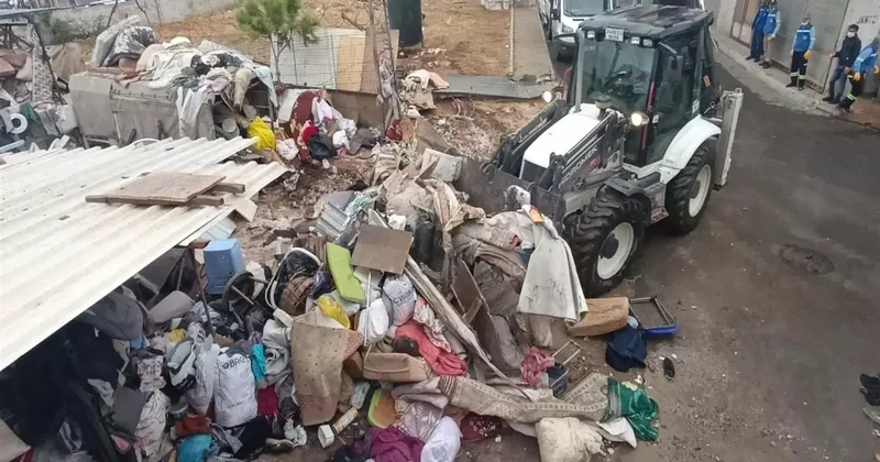 Mersin de bir evden 10 kamyon çöp çıkarıldı! Ekipler şoke oldu