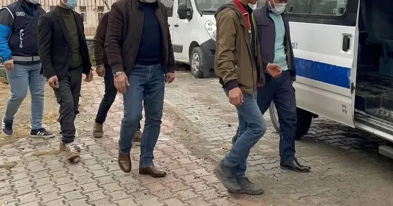 Ağrı da metruk bir evde 14 düzensiz göçmen yakalandı Ağrı Haberleri