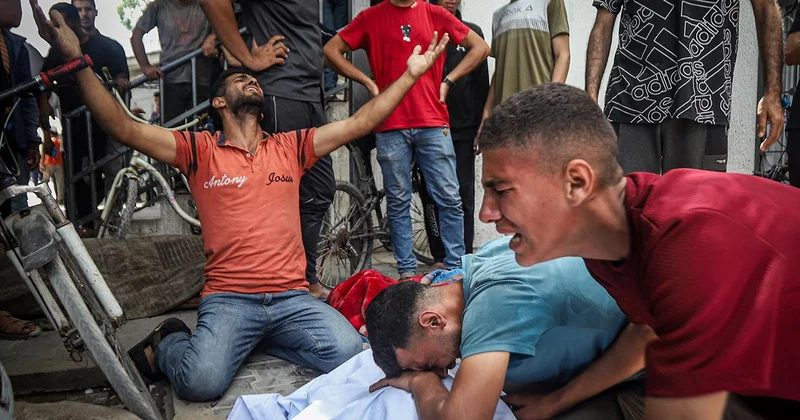 Katil İsrail Gazze de 2 yıl içinde yardım dağıtım bölgelerinde 2 bin 614 Filistinliyi öldürdü