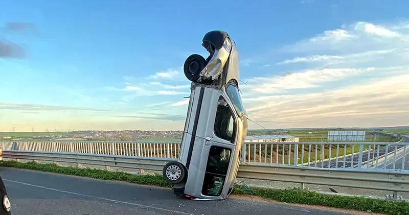 Bariyere çarpan hafif ticari araç, dik vaziyette kaldı: 2 yaralı
