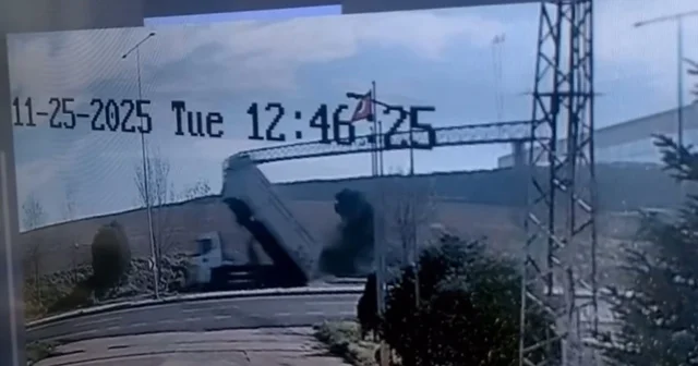 Kamyonun açılan damperi direkleri yıktı, o anlar kameraya yansıdı Tekirdağ Haberleri