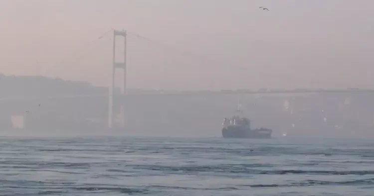 İstanbul Boğazı gemi trafiği geçici olarak askıya alındı