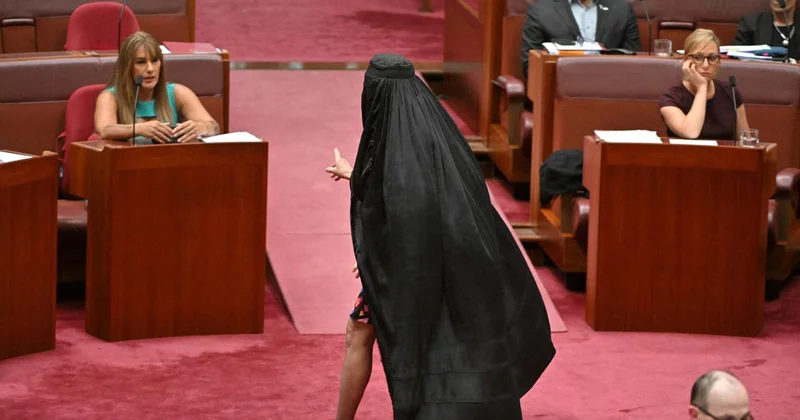 Avustralya da protesto amaçlı burka giyen Senatör, 7 oturumdan uzaklaştırıldı