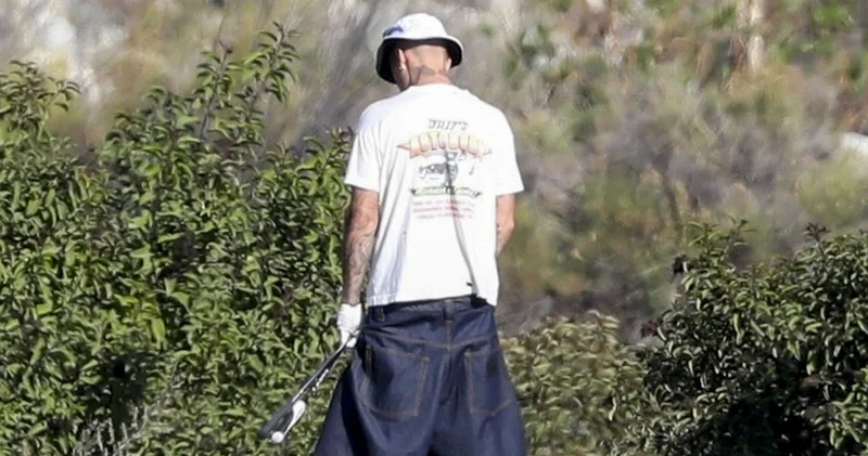 Justin Bieber, açık alanda tuvaletini yaparken yakalandı