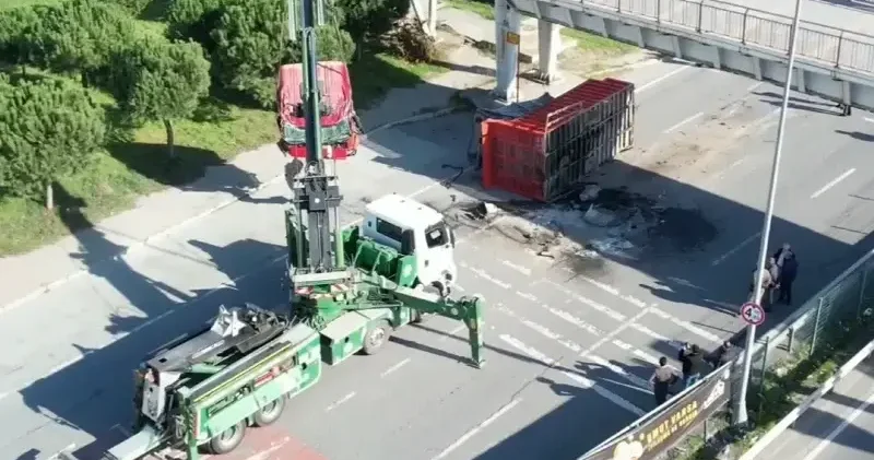 Üst geçide çarpan tır ikiye ayrıldı İstanbul Haberleri