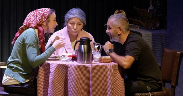 Nörolog, demans eğitimini tiyatro sahnesine taşıdı İzmir Haberleri