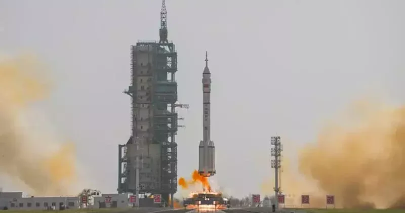 Çin in ‘Uzun Yürüyüş 2F’ roketi uzaya gönderildi