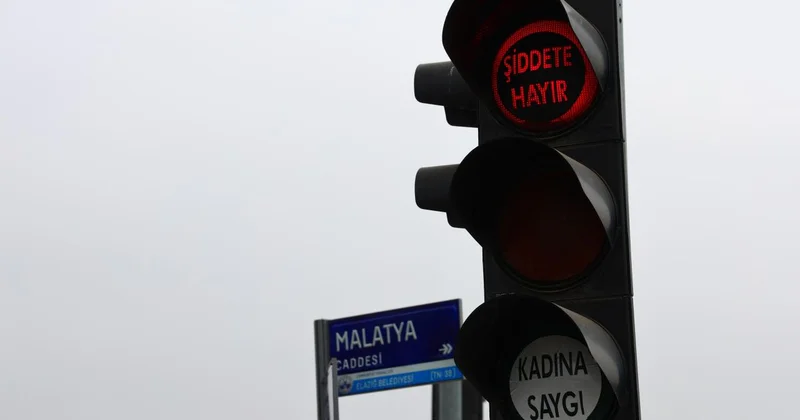 Elazığ da trafik ışıklarında şiddete hayır mesajı