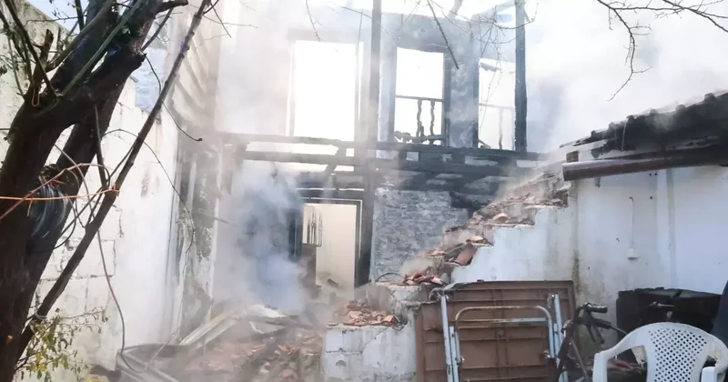 Menteşe’deki yangında 2 ev kullanılmaz hale geldi