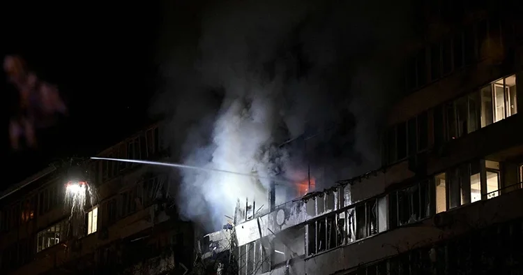 Ukrayna Rusya yı vurdu: 3 kişi yaşamını yitirdi! Ruslar füze ve İHA larla yanıt verdi