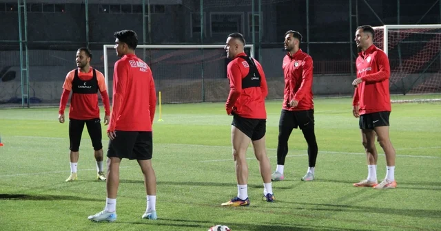 Teknik Direktör Hüseyin Eroğlu yeni takımıyla ilk antrenmanına çıktı Çorum Haberleri