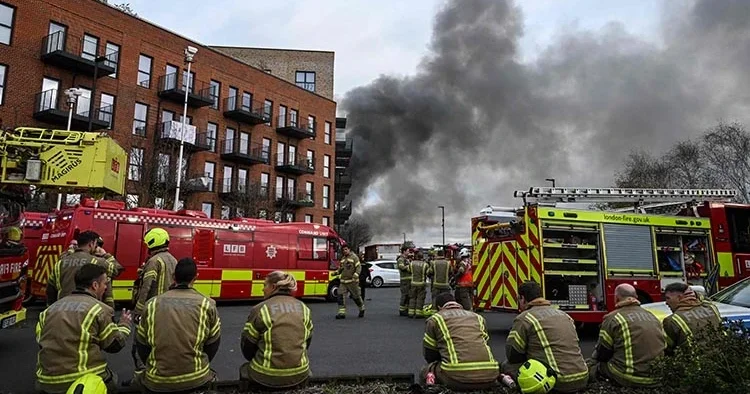 İngiltere nin kalbinde yangın: 150 itfaiyeci müdahale ediyor
