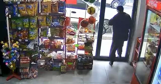 Kapıyı fark etmedi, kafasıyla camı kırdı Elazığ Haberleri