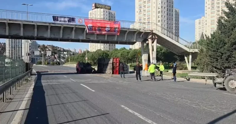 İstanbul da TIR üst geçide çarptı: Yol trafiğe kapatıldı!